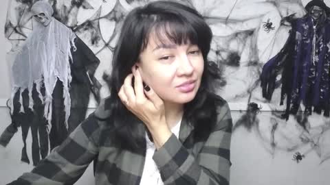Snapshot of selenafly chatting on 10.27.25 SelenaFly online show from 10.27.25