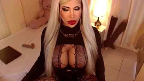 Snapshot of sensational_diva chatting on 10.25.25 unstappable queen kate online show from 10.25.25