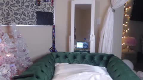 Snapshot of sensual_paradise_ chatting on 02.20.25 V online show from 02.20.25