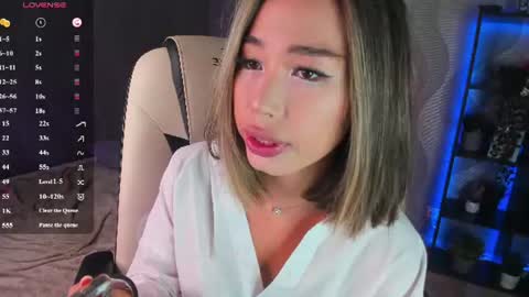 Snapshot of sensualily chatting on 06.17.26 Kiki online show from 06.17.26