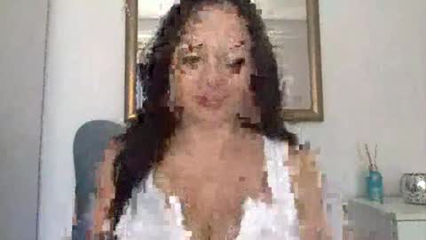 Snapshot of sensuallstella chatting on 10.08.25 sensuallstella online show from 10.08.25