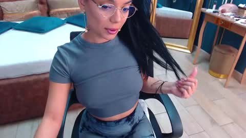 Snapshot of serena_mendez chatting on 10.11.25 Serena online show from 10.11.25