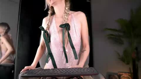 SerenaGrant online show from 02.02.26