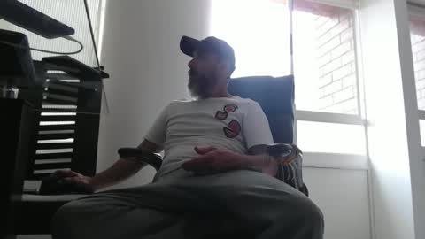 Snapshot of serioyhetero19 chatting on 10.28.25 hetero serio discreto online show from 10.28.25