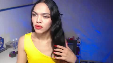 Snapshot of servicedoll18 chatting on 11.02.25 Bella online show from 11.02.25