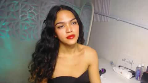 Snapshot of servicedoll18 chatting on 11.06.25 Bella online show from 11.06.25