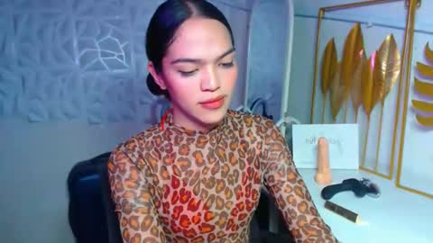 Snapshot of servicedoll18 chatting on 11.19.25 Bella online show from 11.19.25