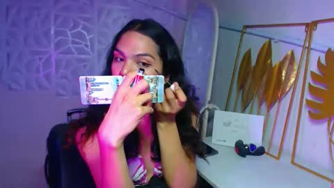 Snapshot of servicedoll18 chatting on 11.30.25 Bella online show from 11.30.25