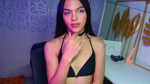 Snapshot of servicedoll18 chatting on 12.05.25 Bella online show from 12.05.25