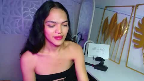 Snapshot of servicedoll18 chatting on 12.16.25 Bella online show from 12.16.25