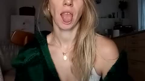 Snapshot of sexualangel chatting on 12.16.25 Verona online show from 12.16.25