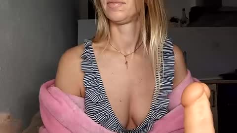Snapshot of sexualangel chatting on 06.17.26 Verona online show from 06.17.26