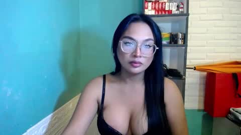 Snapshot of sexuallyattractive_mae chatting on 05.21.26 sexuallyattractive_mae online show from 05.21.26