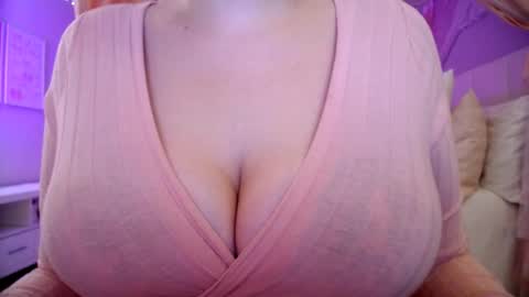 Snapshot of sexxxyprincess chatting on 09.22.25 Princess online show from 09.22.25