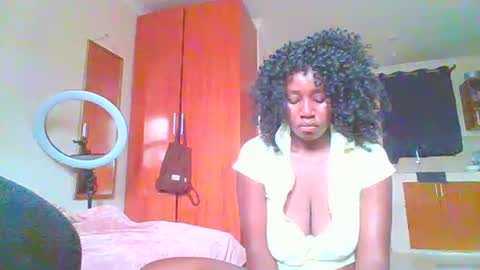 Snapshot of sexxy_thick_ebony chatting on 09.21.25 Sweet doll online show from 09.21.25