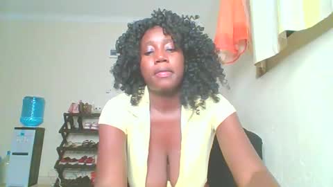 Snapshot of sexxy_thick_ebony chatting on 09.23.25 Sweet doll online show from 09.23.25