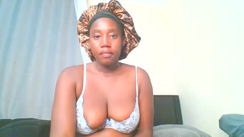 Snapshot of sexxy_thick_ebony chatting on 06.16.26 Sweet doll online show from 06.16.26