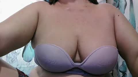 Snapshot of sexxyicee69 chatting on 01.14.25 misslovely j online show from 01.14.25