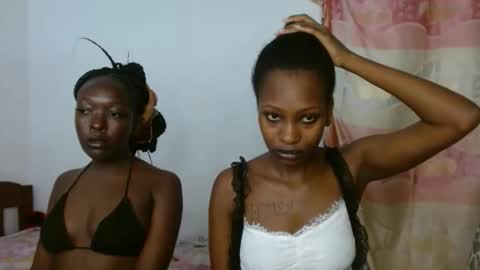 Snapshot of sexxypixie chatting on 04.25.26 sexxypixie online show from 04.25.26