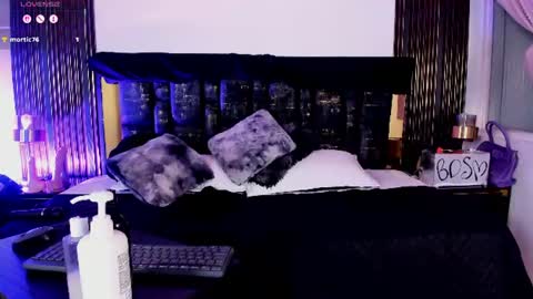 Snapshot of sexy_hot_milf_ chatting on 06.22.26 Dafne online show from 06.22.26