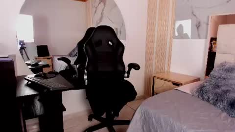 Snapshot of sexy_hot_milf_ chatting on 07.20.26 Dafne online show from 07.20.26