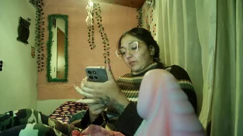 Snapshot of sexy_lolas chatting on 04.21.26 sexy lolas online show from 04.21.26