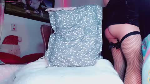 Snapshot of sexy_mysterious_dirty_girl chatting on 12.29.24 queen online show from 12.29.24