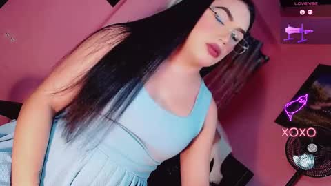 Snapshot of sexy_mysterious_dirty_girl chatting on 11.23.25 queen online show from 11.23.25