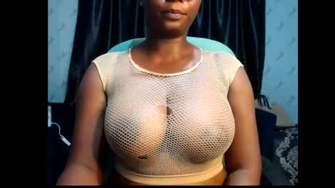 Snapshot of sexy_pearl12 chatting on 02.11.25 zoe online show from 02.11.25