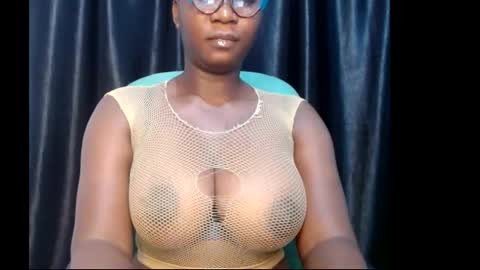 Snapshot of sexy_pearl12 chatting on 02.23.25 zoe online show from 02.23.25