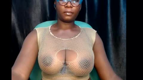 Snapshot of sexy_pearl12 chatting on 03.08.25 zoe online show from 03.08.25