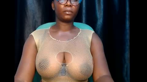 Snapshot of sexy_pearl12 chatting on 03.11.25 zoe online show from 03.11.25