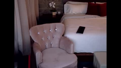 Snapshot of sexyalliekay chatting on 05.23.26 Sexy GILF Allie Kay online show from 05.23.26