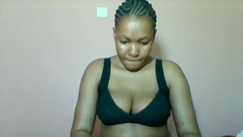 Snapshot of sexyapple2002 chatting on 10.28.25 sexyapple2002 online show from 10.28.25