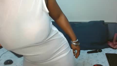 Snapshot of sexyassshaz chatting on 05.14.26 shazz online show from 05.14.26