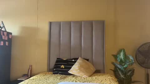 Snapshot of sexyasszeeee chatting on 10.19.25 sexyasszeeee online show from 10.19.25