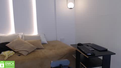 Snapshot of sexychanell_18 chatting on 12.31.24 chanell and yina online show from 12.31.24