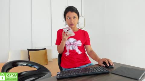 Snapshot of sexychanell_18 chatting on 01.29.25 chanell and yina online show from 01.29.25