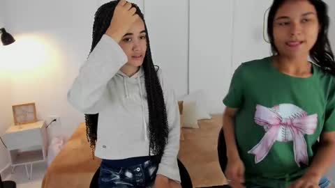 Snapshot of sexychanell_18 chatting on 02.25.25 chanell and yina online show from 02.25.25