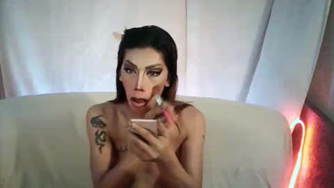 Snapshot of sexydevine_34 chatting on 05.28.26 Devine online show from 05.28.26