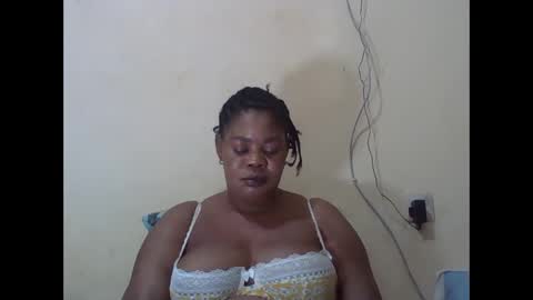 Snapshot of sexydove2 chatting on 11.01.25 EMILY online show from 11.01.25