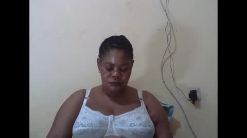 Snapshot of sexydove2 chatting on 11.02.25 EMILY online show from 11.02.25