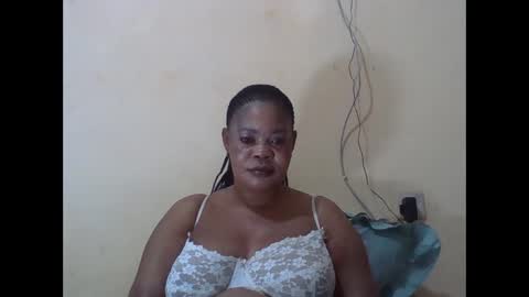 Snapshot of sexydove2 chatting on 11.06.25 EMILY online show from 11.06.25