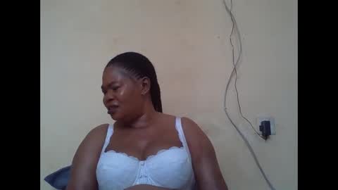 Snapshot of sexydove2 chatting on 11.19.25 EMILY online show from 11.19.25