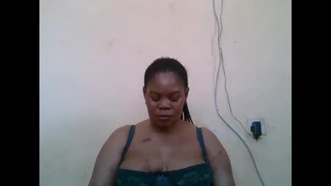 Snapshot of sexydove2 chatting on 12.04.25 EMILY online show from 12.04.25