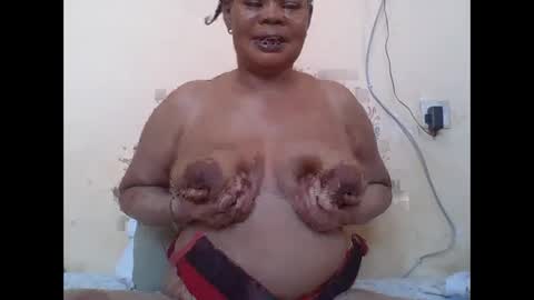 Snapshot of sexydove2 chatting on 12.15.25 EMILY online show from 12.15.25