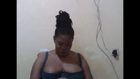 Snapshot of sexydove2 chatting on 01.12.26 EMILY online show from 01.12.26