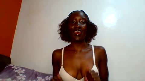 Snapshot of sexylucia5 chatting on 06.10.26 sexylucia5 online show from 06.10.26