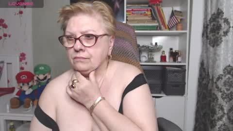 Snapshot of sexylynette4u chatting on 05.01.26 sexylynette4u online show from 05.01.26