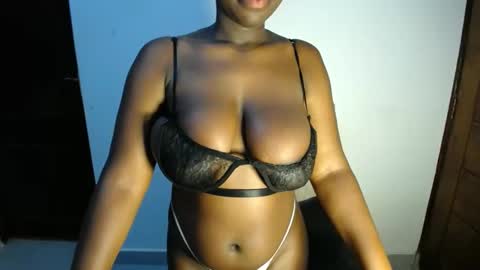 Snapshot of sexymelaninn chatting on 03.07.25 Sexy Melanin online show from 03.07.25